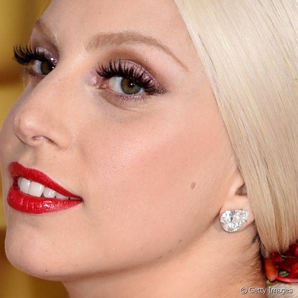 Lady Gaga criou esfumado de sombras rosa e marrom e ainda destacou os l?bios com batom vermelho